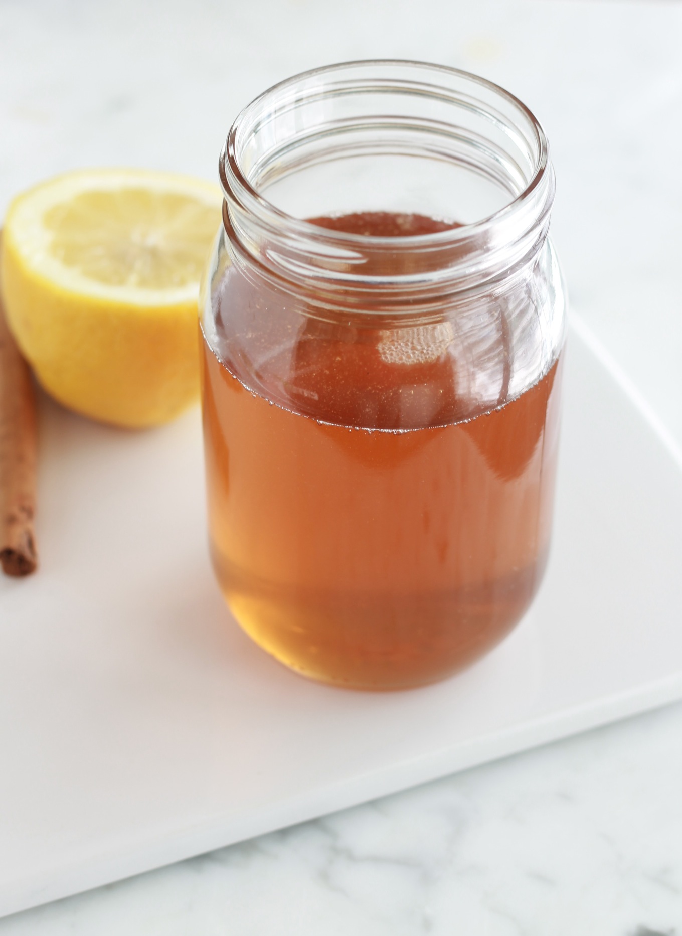 Ce sirop de sucre, ou faux miel, peut remplacer le miel dans les pâtisseries orientales. Il est moins cher et vous pouvez l'aromatiser selon votre goût. / cuisineculinaire.com