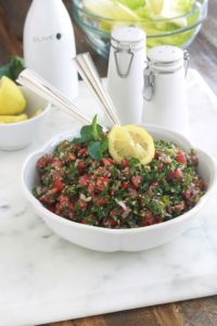 Apprenez à faire le taboulé traditionnel comme les libanais. La vraie recette : avec du persil (beaucoup de persil) et éventuellement de la menthe fraîche, un peu de boulghour, tomates, oignons, du jus de citron, huile d’olive et sel. C'est une salade santé rafraîchissante parfaite en été. A servir en entrée, pour accompagner vos grillades ou pour les piques-nique. Elle est toute simple et rapide à faire.