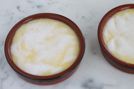 Creme catalane facile - saupoudrer avec du sucre