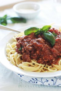 Les spaghetti bolognaise, ou spaghetti sauce bolognaise, un plat facile, rapide et économique. Un plat très savoureux apprécié des petits et des grands.