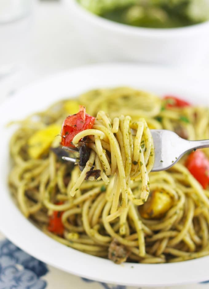Spaghetti au pesto de basilic et légumes - simple, délicieux et très parfumé. Délicieux en plat principal ou en plat d'accompagnement pour les viandes et poissons grillés ou poêlés. Utilisez du pesto maison ou du commerce. Mais franchement, le pesto maison est tellement plus parfumé et en plus il se fait en 2 minutes! 