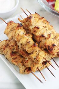 La recette du fameux chich taouk libanais, ou kebab de poulet. Délicieuses brochettes de poulet mariné au citron, épices et yaourt. Une recette facile et rapide (en dehors du temps de marinade). Peut être servi dans un mezzé, dans une assiette avec du riz et des légumes grillés, ou en sandwich avec des crudités et une ou plusieurs sauces.