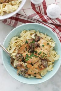 La recette du poulet stroganoff : une variante plus saine et plus économique du classique boeuf stroganoff. Un plat facile et rapide avec peu d’ingrédients : émincé de poulet et champignons une sauce crémeuse à base de crème aigre (crème sure ou crème acidulé). Peut se faire avec du yaourt pour une version encore plus allégée.