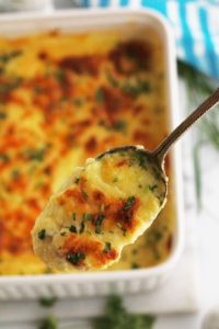 Redonnez une nouvelle vie à vos restes de purée avec ce gratin de pommes de terre au fromage. Recette simple, rapide et sans gluten. A servir en entrée, accompagnement pour viandes et poisson ou en plat principal économique.