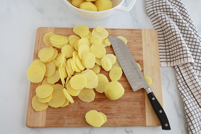 Pommes de terre jaunes coupees en rondelles fines - Cuisine Culinaire