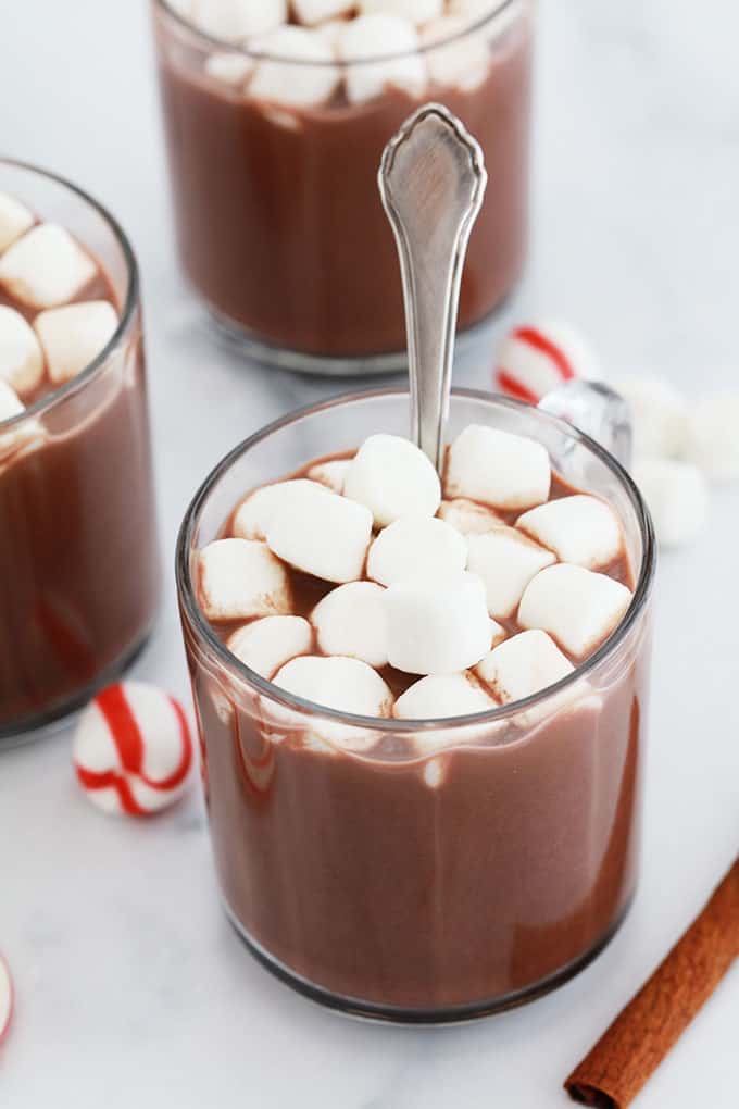 Vrai chocolat chaud à la crème fraîche et marshmallows