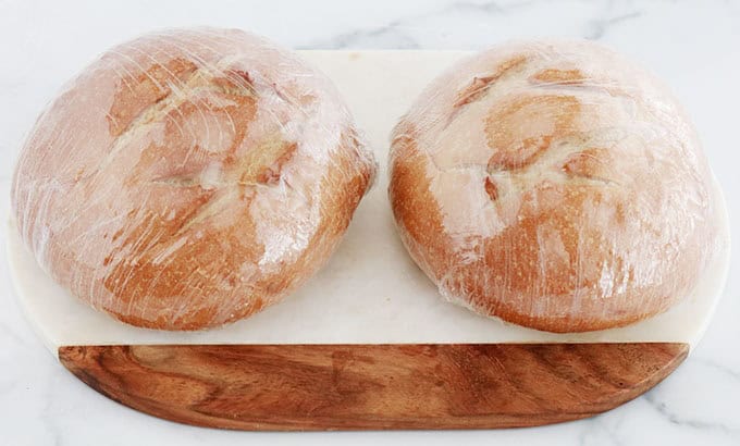 Deux pains au levain ronds sur une plaque.